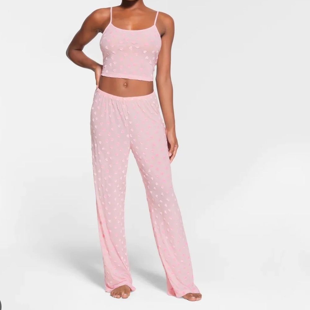 SKIMS Sheer Velvet Cami & Skims Sheer Velvet Pant

SKIMS Sheer Velvet Pant Set
